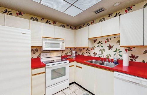 Bradenton Condo | Charming condo w/access to shared pool, riverwalk & close to Island Ferry