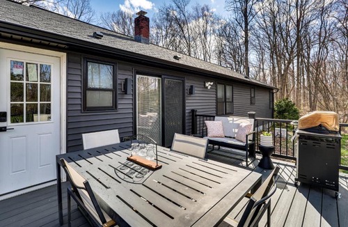 Middlefield House | Charming Connecticut Hideaway: Year-Round Fun!