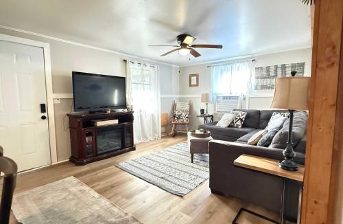 Crystal River House | Charming Cottage fenced backyard & boat parking