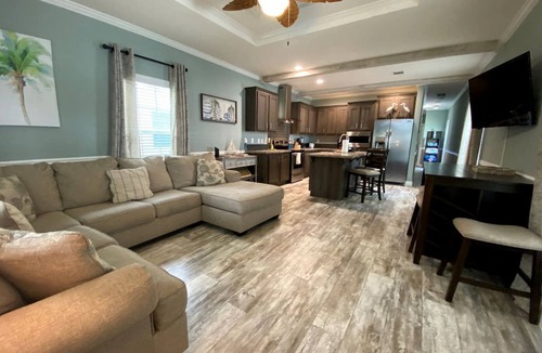 Dunnellon Cottage | Charming Cottage Surrounded by Trees in Dunnellon, Florida