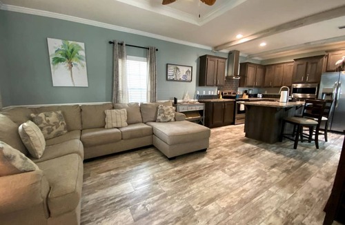 Dunnellon Cottage | Charming Cottage Surrounded by Trees in Dunnellon, Florida