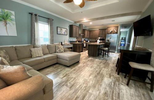 Dunnellon House | Charming Cottage Surrounded by Trees in Dunnellon, Florida