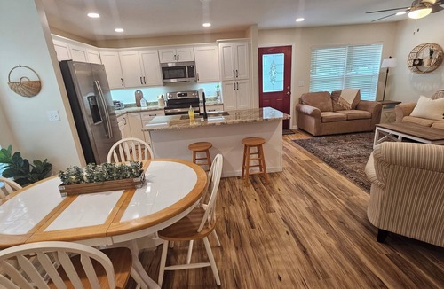 Palmetto House | Charming County Cottage - 5 Star Rated on Leading Vacation Rental Platform!