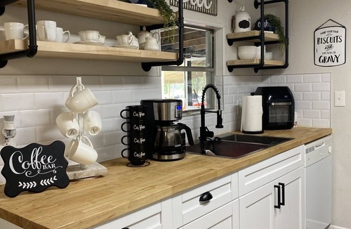 Williston House | Charming Farmhouse Nestled in Oak Forest 20 mins from Ocala