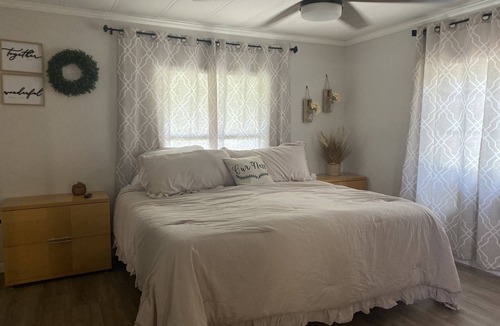 Williston House | Charming Farmhouse Nestled in Oak Forest 20 mins from Ocala