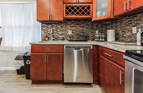 Levittown House | Charming Getaway: King Bed/3 TVs/Large Backyard/Centrally Located - New Listing!