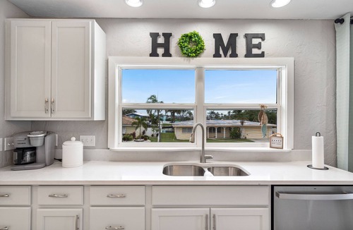 Memphis House | Charming Home Near Anna Maria Beach Pool+Games