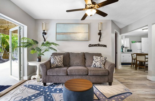 Memphis House | Charming Home Near Anna Maria Beach Pool+Games