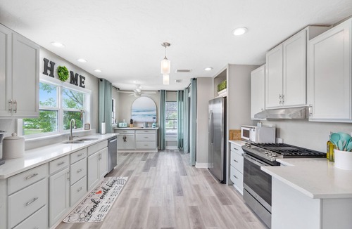 Memphis House | Charming Home Near Anna Maria Beach Pool+Games