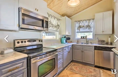 Palmetto House | Charming Home with Hot Tub and Garden, 20 minutes to Beach.