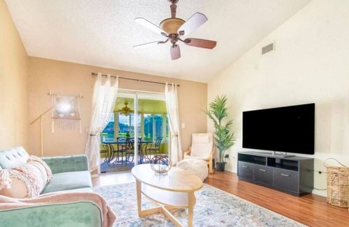 Seffner Community Alliance House | Charming Lake-Front Home with Sun Room