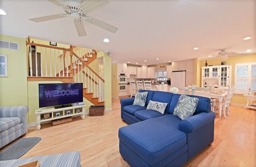 Middle River House | Charming Middle River Hideaway with Water-Front/Fire-pit/WiFi/Prvt Parking