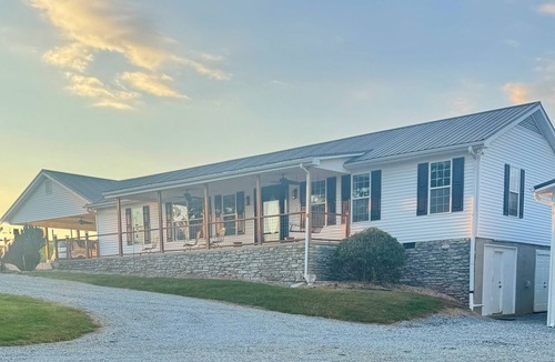 Hendersonville House | Charming mountain home in Hendersonville in a country like setting.