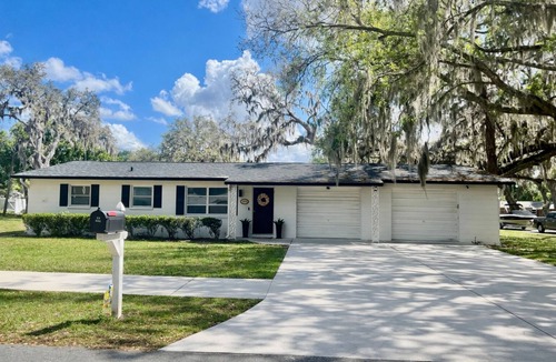 Downtown Zephyrhills House | Charming Quaint Getaway - Blocks from Downtown Zephyrhills - Pet Friendly