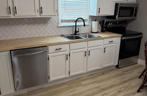 Ashtabula House | Charming recently renovated house with AC, WiFi, in The Ashtabula Harbor