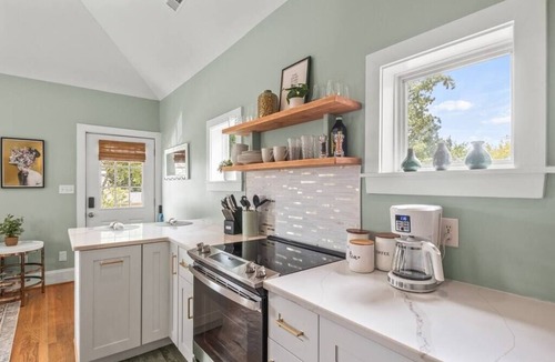 Southwest Raleigh Apartment | Charming Studio Apt in Downtown Raleigh-Walkable location!
