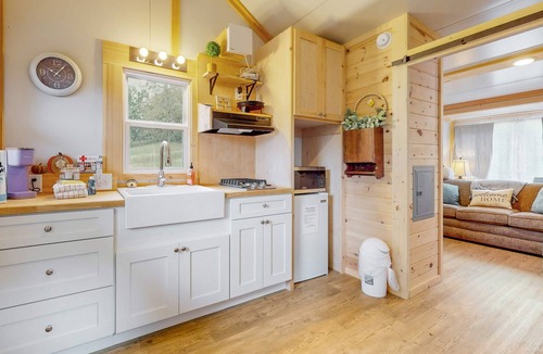 Maynardville House | Charming Studio, Sleeps 2・Grill・Porch・Dog Welcome