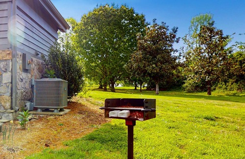 Baneberry House | Charming Studio, Sleeps 4, Close to Douglas Lake