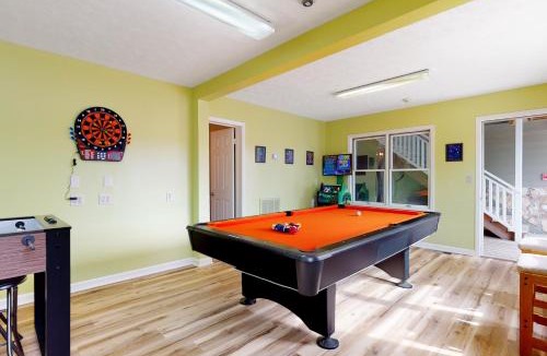 Baneberry House | Charming Studio Sleeps 4 Close to Douglas Lake