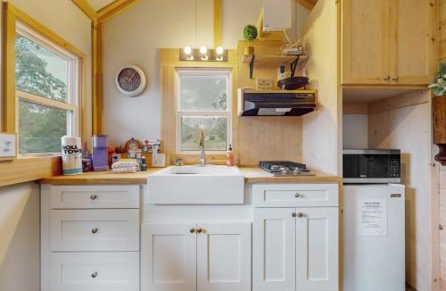 Maynardville House | Charming Tiny Home Studio Sleeps 2 - Grill - Porch