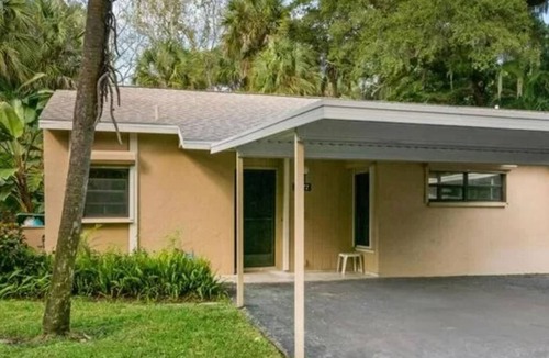 Bayou Oaks Villa | Charming Villa in Village Gardens, Close to Airport, Downtown, Shopping & Restaurants.