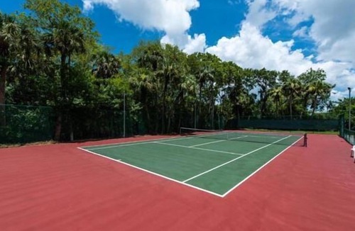 Bayou Oaks Villa | Charming Villa in Village Gardens, Close to Airport, Downtown, Shopping & Restaurants.