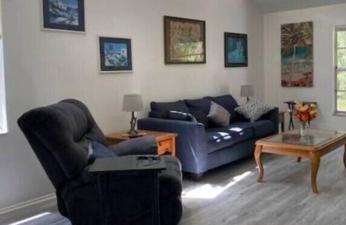 Bayou Oaks Villa | Charming Villa in Village Gardens, Close to Airport, Downtown, Shopping & Restaurants.