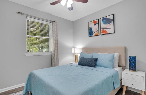 Jacksonville Beach House | Cheerful 5 Bedroom home 8 Blocks from Beach Close to Mayo