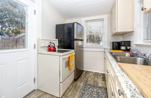 Ozona Cottage | Cheerful Coastal Home Close to Beach