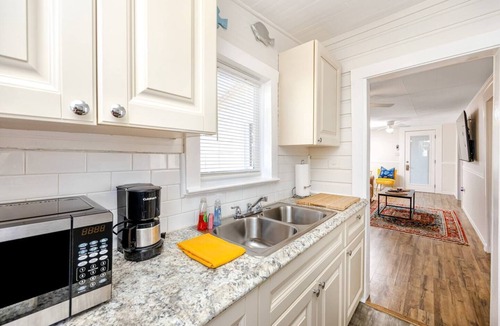 Ozona Cottage | Cheerful Coastal Home Close to Beach