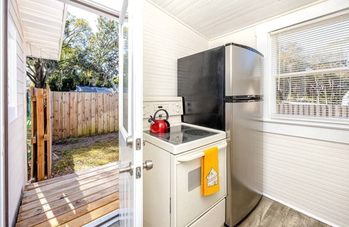 Ozona Cottage | Cheerful Coastal Home Close to Beach