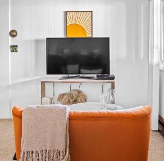 West Hempstead Apartment | Cheerful Studio Getaway/Garden/By Lake State Park.
