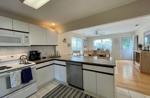 Brigantine House | Cheery 3 bedroom w/driveway parking, 1 block to HUGE beach