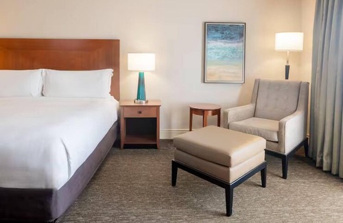 St. Petersburg Hotel | Chic Getaway near Beach & Downtown | Infinity Pool, Spa Services