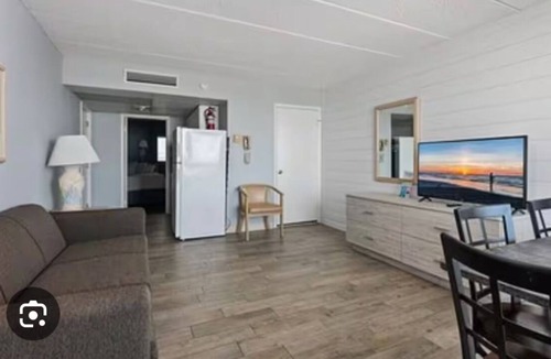 Wildwood Crest Hotel | Chic hotel suite with WiFi and AC in charming Wildwood Crest