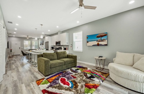 Ybor City House | Chic Retreat-Stunning Design Cozy Fire Pit Escape!