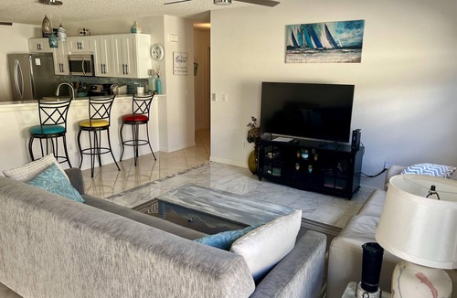 Lady Lake Villa | Cindy’s Place, Prime Location, Patio Villa