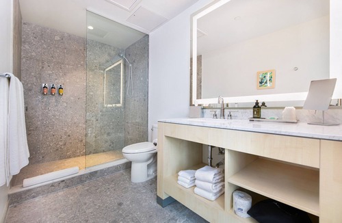 University Heights Hotel | City View Guestroom near UF Campus | Sleeps 4