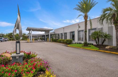 Florida Center Hotel | Clarion Inn & Suites Across From Universal Orlando Resort
