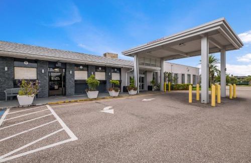 Florida Center Hotel | Clarion Inn & Suites Across From Universal Orlando Resort