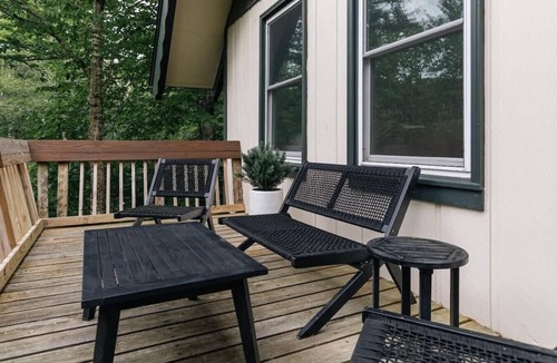 Beech Mountain Ski Chalet | Classy Chalet-Hot Tub-Pets-Close to Slopes!