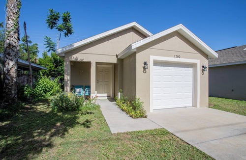 Eustis House | Clean and cozy home in the heart of town near Downtown Eustis