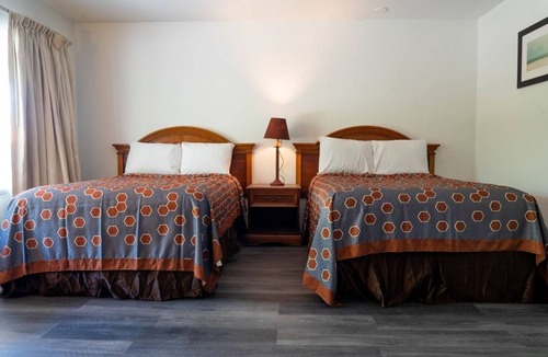 Ocala Hotel | Clean Comfort Ocala: Two Fulls, High-Speed WiFi, Free Morning Meal