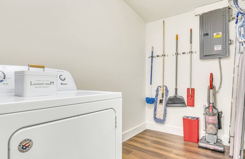 Desoto Lakes House | Clean & Cozy Pool House 5 miles from Sarasota D/T