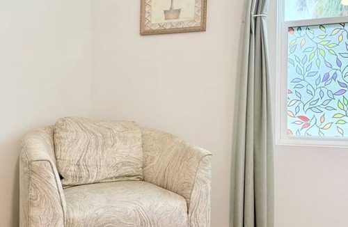 Amaryllis Park Villa | Clean + Private QUEEN Room w/Hot Tub, Grill