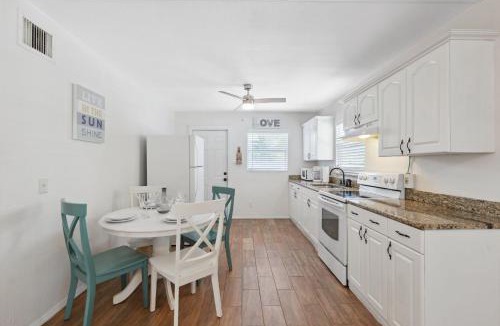 Clearwater House | Clearwater 2BR Home Private Fire Pit, Hammock & Grill 10 Min to Beach
