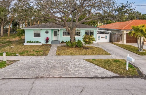 Clearwater Beach House | Clearwater Beach Oasis 2 Blocks to White Sand Beach