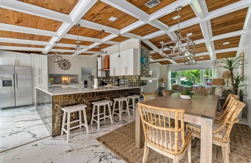 Clearwater House | 🌊Clearwater Oasis: A luxury 5-bedroom retreat with pool, perfect for family getaways.🌞