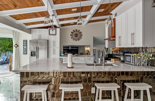 Clearwater House | 🌊Clearwater Oasis: A luxury 5-bedroom retreat with pool, perfect for family getaways.🌞