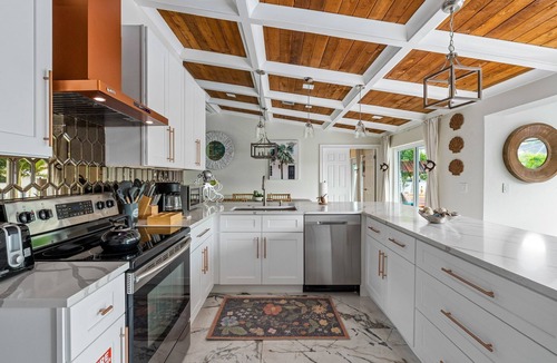 Clearwater House | 🌊Clearwater Oasis: A luxury 5-bedroom retreat with pool, perfect for family getaways.🌞